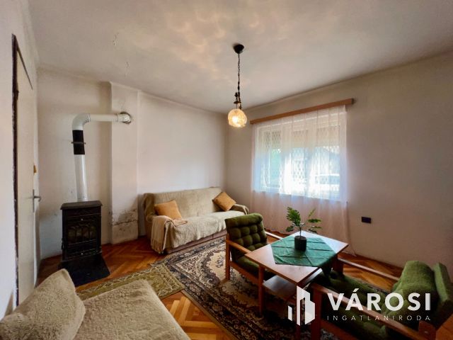 Felújítandó kádár kocka Balatonszárszón