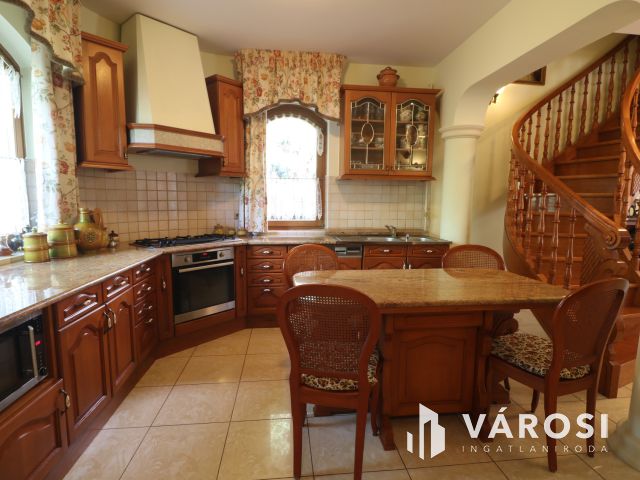 Klasszikus családi ház, Újszeged fő utcáján!