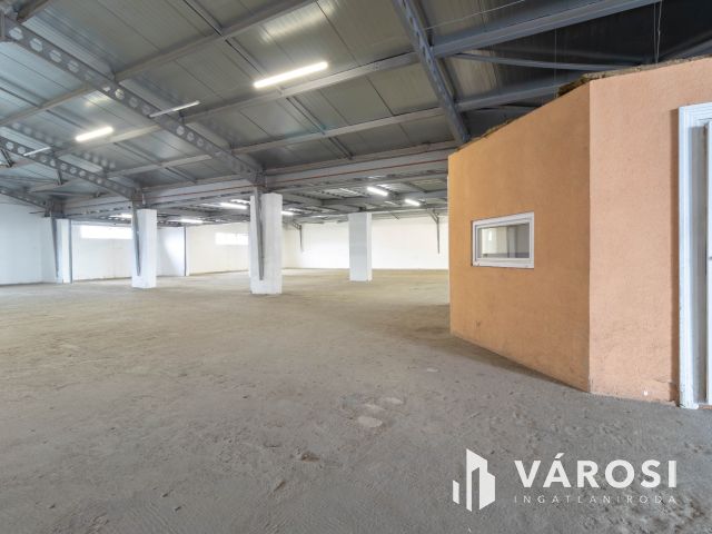 800 m2-es raktár irodablokkal M0 lehajtótól 3 km-re